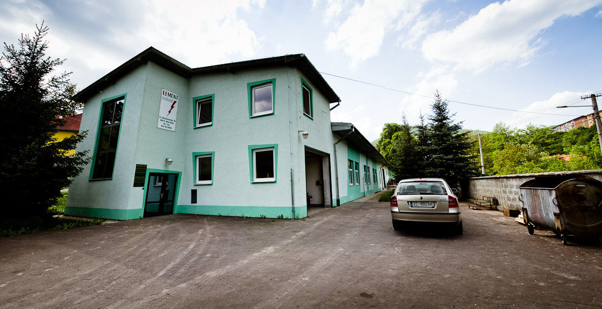 zelena budova firmy elmontNB v Nove Bani velkosklad a vyroba PVC vyrobkov z granulatu a recyklovaneho prachu a drte PVC